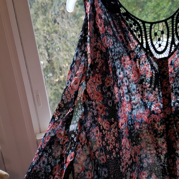 Crochet back flower 🌼 blouse L - Picture 2 of 3